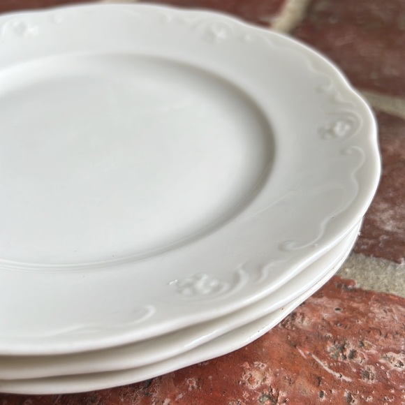 Three Quaint White Plates - Picture 7 of 8